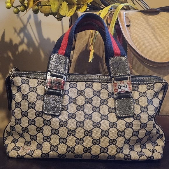 Gucci Handbags - Gucci Sherry Line Hand Bag